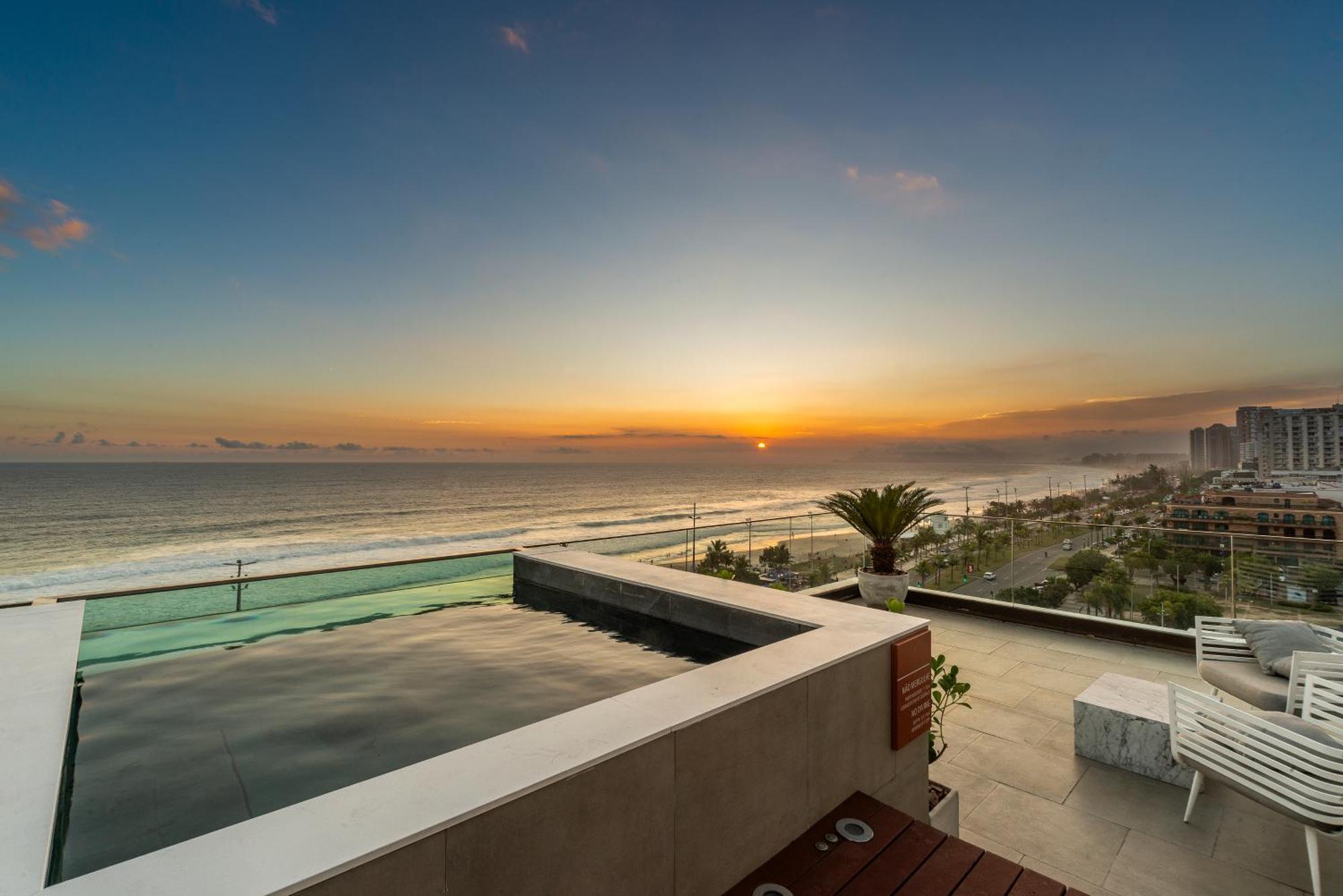 Lifestyle Laghetto Collection Hotel Рио де Жанейро Екстериор снимка Sunset at the rooftop pool