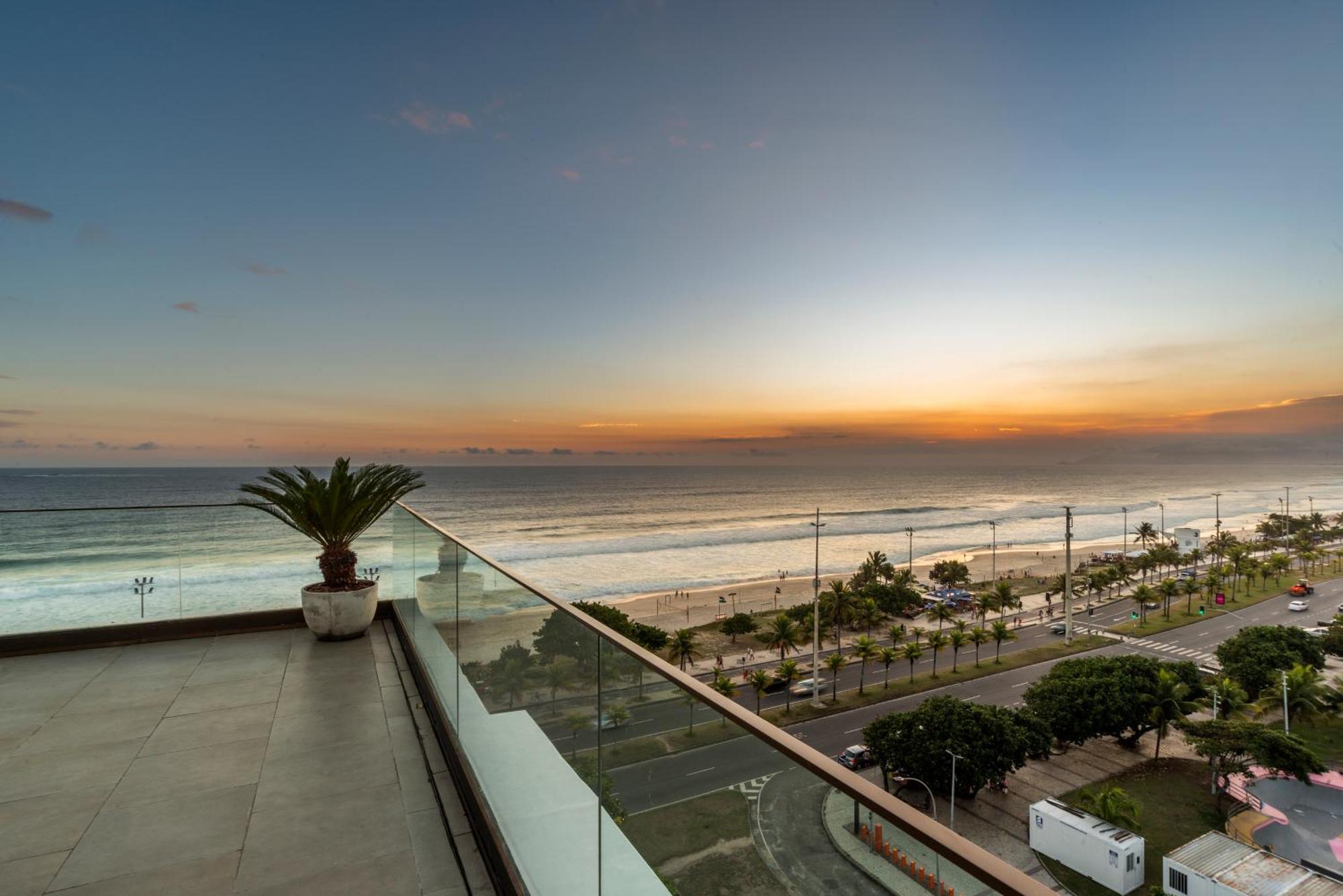 Lifestyle Laghetto Collection Hotel Рио де Жанейро Екстериор снимка Sunset at the beach of Pimentel